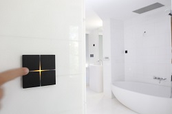 Cuarto de baño de vivienda domotizada