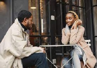Dos personas sentadas juntas y manteniendo una comunicación