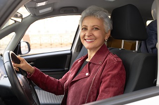 mujer mayor conduciendo