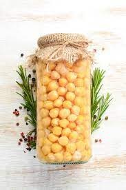 Un frasco de cristal lleno de garbanzos