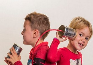 Niños en un curso de comunicación, haciendo pruebas