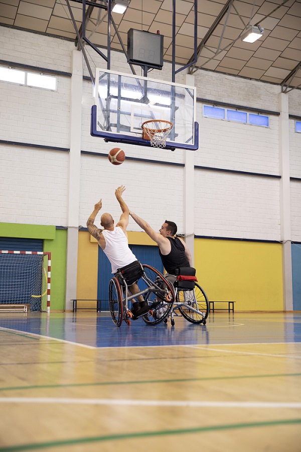 Dos deportistas compitiendo en la categoría de deporte adaptado de baloncesto en silla de ruedas
