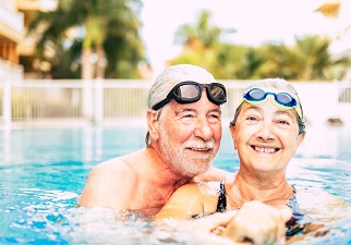 Pareja de adultos mayores en la piscina de invierno