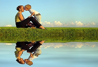 Una mamá jugando con su pequeño en el campo