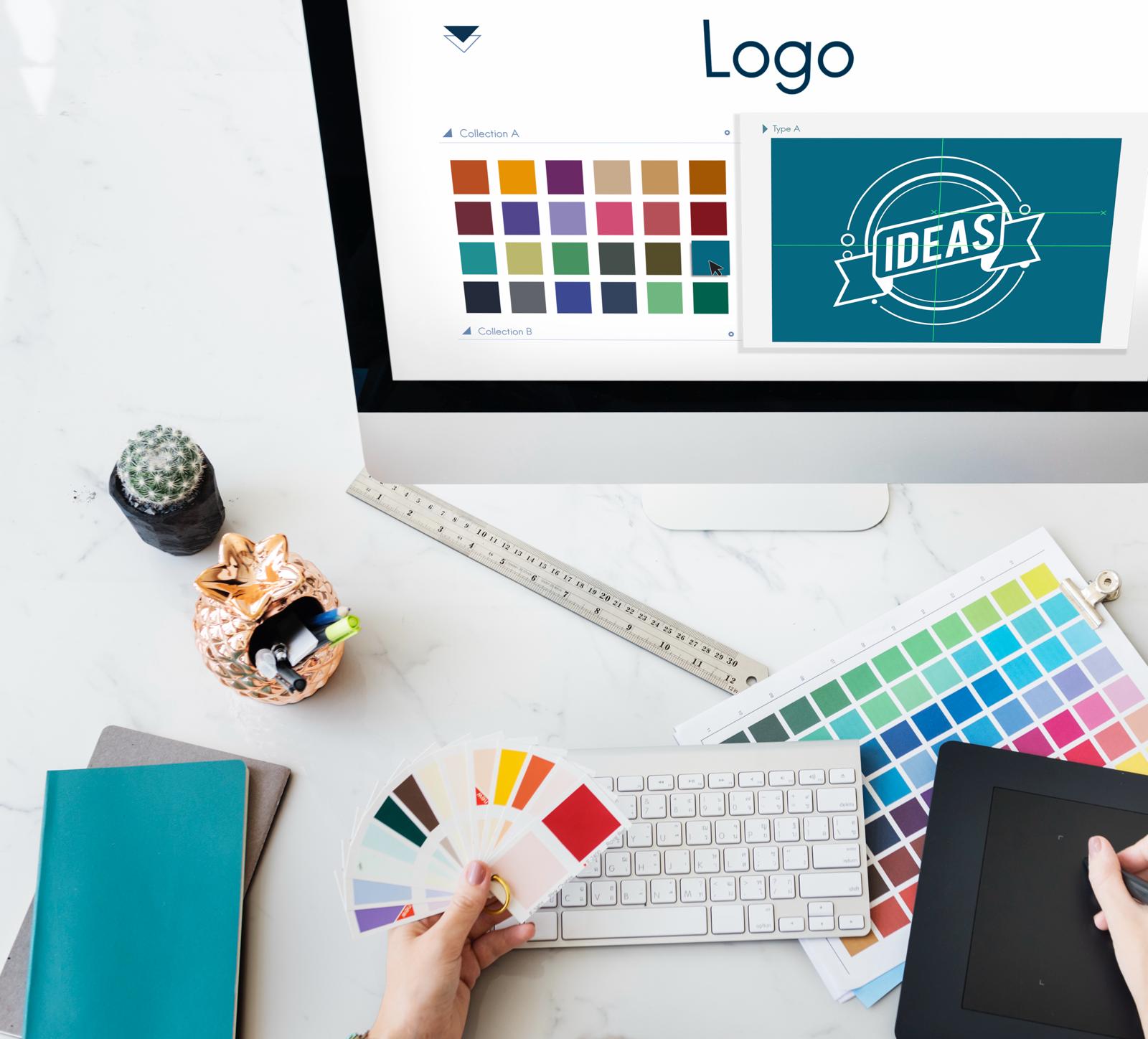 persona revisando la patela de colores en un ordenador para crear un logotipo