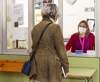 Ángela Monerri, persona con discapacidad intelectual trabajando en su departamento de la Administración Pública (Fuente: Fran Manzanera)