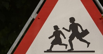 señal de tráfico de precaución zona escolar, discapacidad intelectual en las aulas