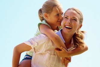 Edad de la futura madre. Madre e hija jugando