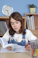 Niña de Educación Secundaria estudiando
