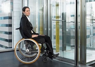 el embarazo en mujeres con discapacidad, mujer en silla de ruedas esperando ascensor