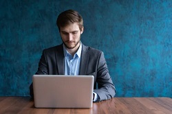 Foto de un hombre en una oficina (Agentes Sociales)