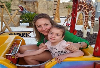 Isabel Pastor con su hija en un parque infantil