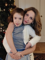 Isabel Pastor, de Fundación Libellas sobre enfermedades ultra raras con su hija