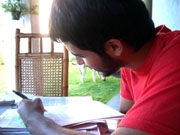 Chico siguiendo los consejos para estudiar mejor