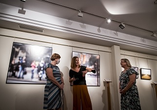 La fotógrafa con baja visión Victoria Adame durate la inauguración con María José Sánchez Lorenzo y Teresa Díaz