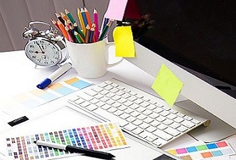 Utensilios de una oficina que ayudan a la creación de las fichas didácticas