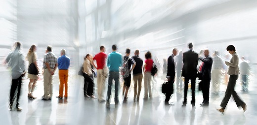 Grupo de personas caminando