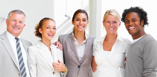 Grupo de personas sonriendo en la oficina, guía del pensamiento positivo