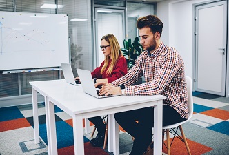 Dos estudiantes de universidad