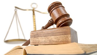 Incapacitación y Tutela, libros de derechos y mazo de juez