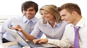 Personas trabajando en una oficina de Fundación ONCE.