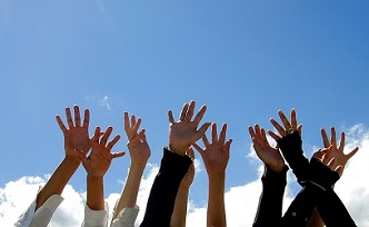 LIOUNDAU. Brazos extendidos de varias personas