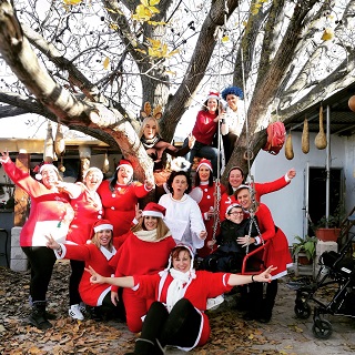 Madres sin límites felicitando la navidad en una foto