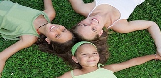 Necesidades especiales, niños en el suelo formando un triángulo