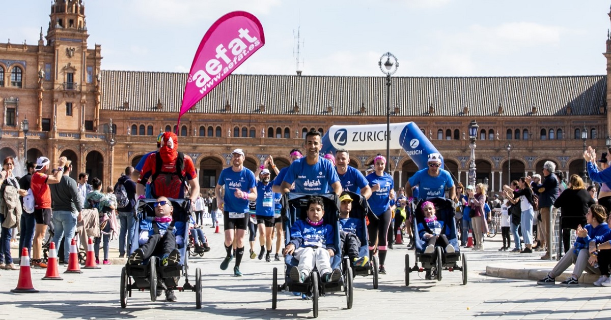 El equipo Zurich Aefat, en el Zurich Maratón Sevilla 2022 (Fuente: XAVIER D'ARQUER)
