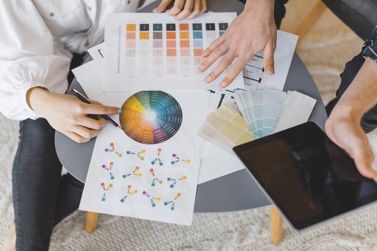 personas revisando paleta de colores para hacer un diseño universal