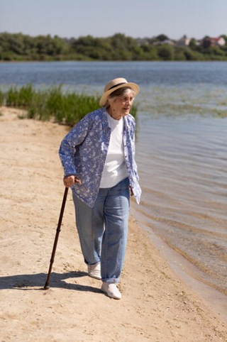 persona mayor paseando por la playa