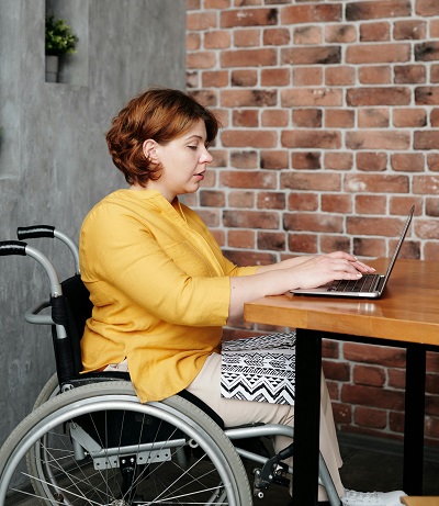 mujer en silla de ruedas trabajando
