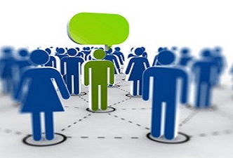 Siluetas de personas en azul y una en verde haciendo preguntas y respuestas