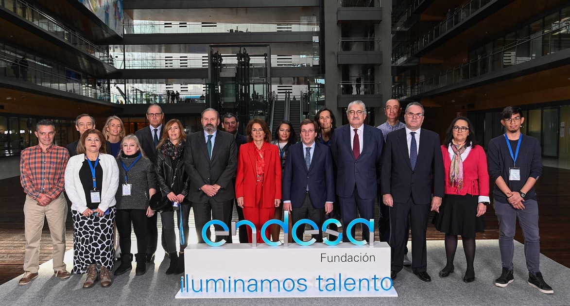 Foto de familia de la edición de “Cambiando Vidas” del año pasado con la asistencia de José Luis Martínez-Almeida y Ana Botellaentre otros (Fuente: Fundación Endesa)