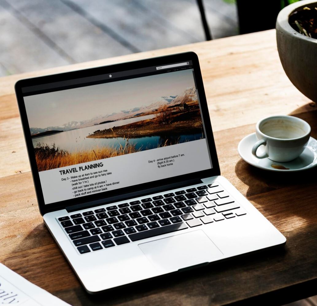 fotografía de portatil como referencia a la brecha digital