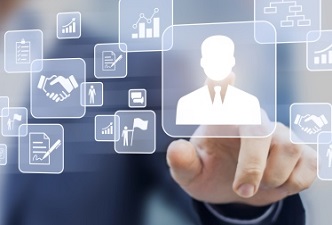 persona con traje pulsando iconos de negocios sobre pantalla táctil con respuestas para emprender