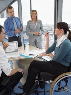 Un grupo de personas trabajando en una oficina