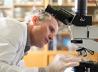 un científico en un laboratorio