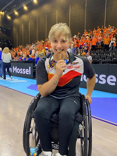 Sara con la medalla de bronce