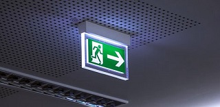 Señal de salida de emergencia en caso de evacuación e incendios