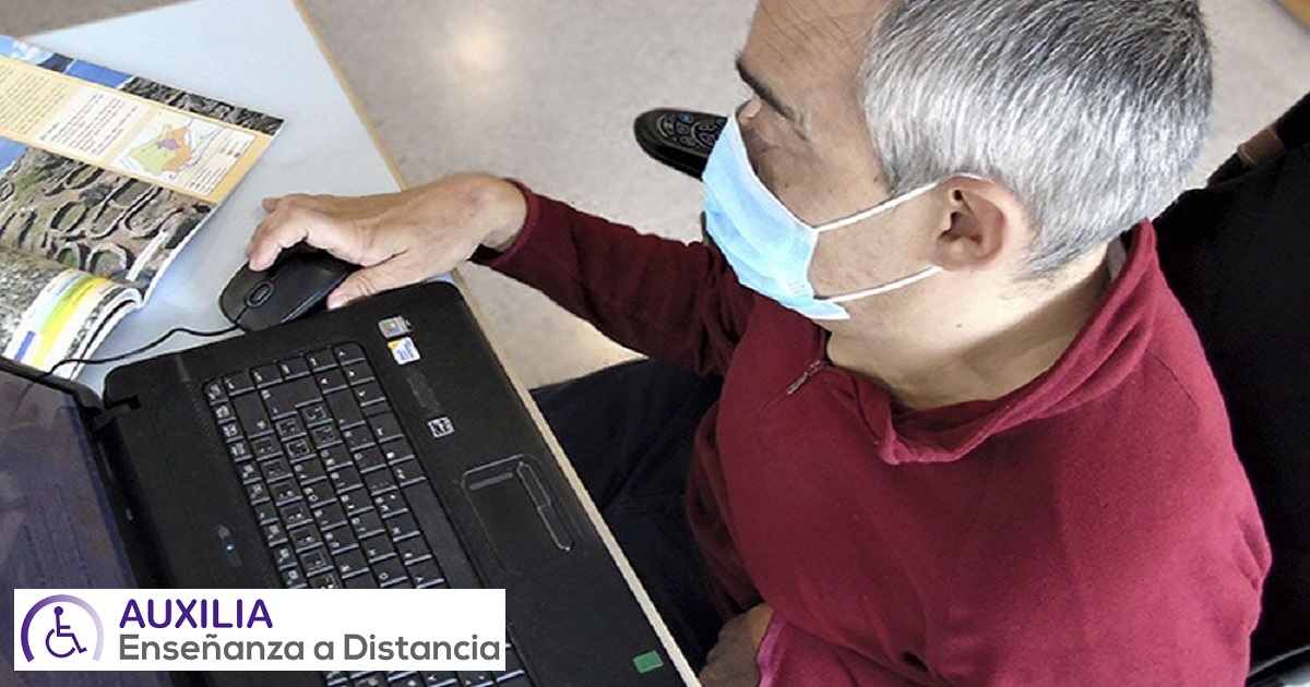 Una persona adulta con discapacidades físicas participando en el Concurso On-line de AUXILIA (Fuente: AUXILIA) 