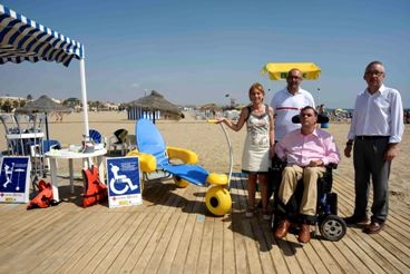 presentacion de una silla anfibia de la fundacion once en Valencia