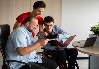 Grupo de personas con discapacidad consultado tablet (Fuente: Servimedia)