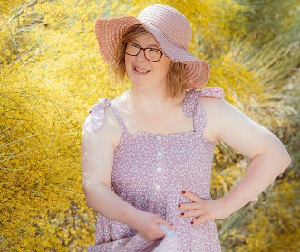 Paola Torres posando con un vestido morado