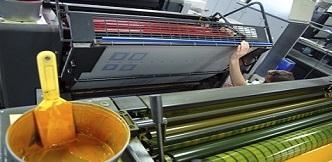 Operario en una fábrica, discapacidades laborales y prestaciones