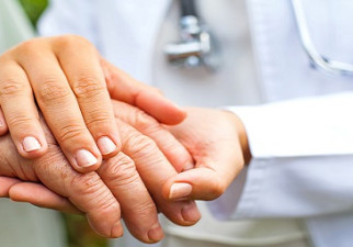 medico tocando con la mano