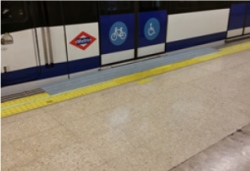 vagón de metro de madrid con símbolos de accesibilidad para personas con discapacidad