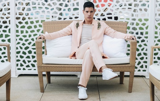 Reportaje en ASM con imagen de J.A. Rincón: David Márquez sentado en banco