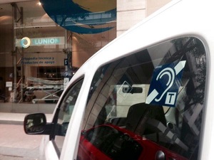 Un vehículo de las autoescuelas con vehículos adaptados