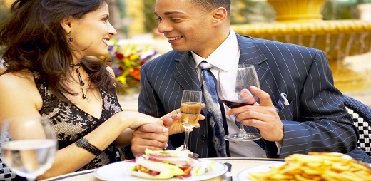 Ayudas caseras para comer: Pareja comiendo en un restaurante